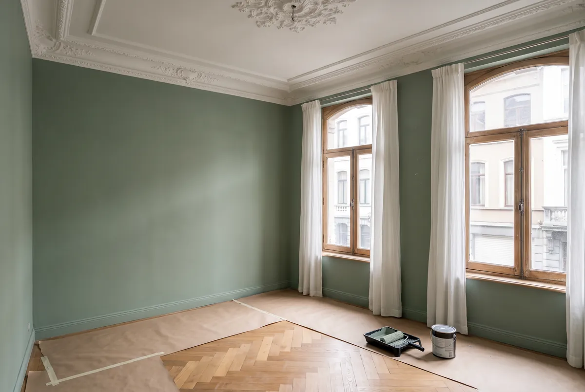 Geschilderde woonkamer met lijstwerk in een Brussels herenhuis