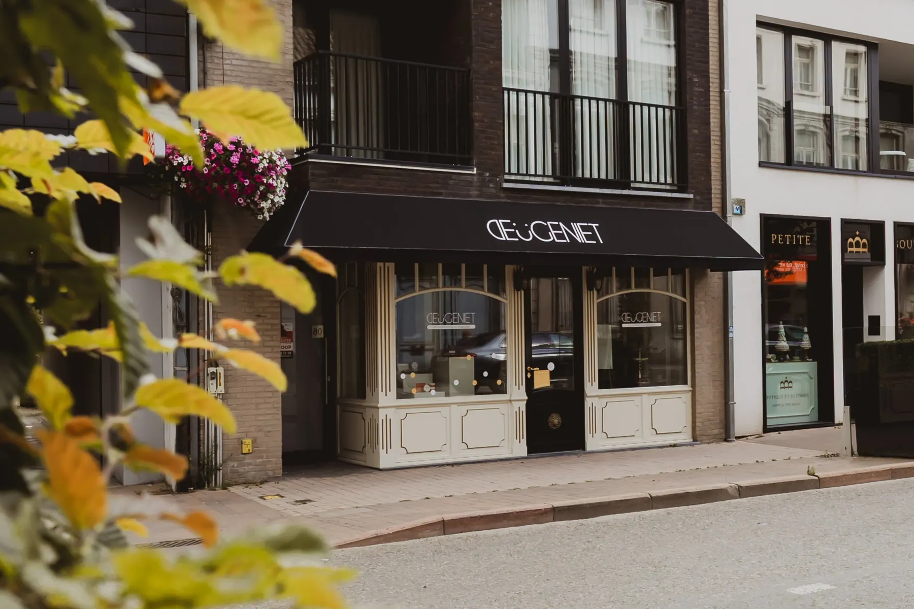 De winkel van Deugeniet aan de Tolpoortstraat 80 in Deinze, waar ook de studio is