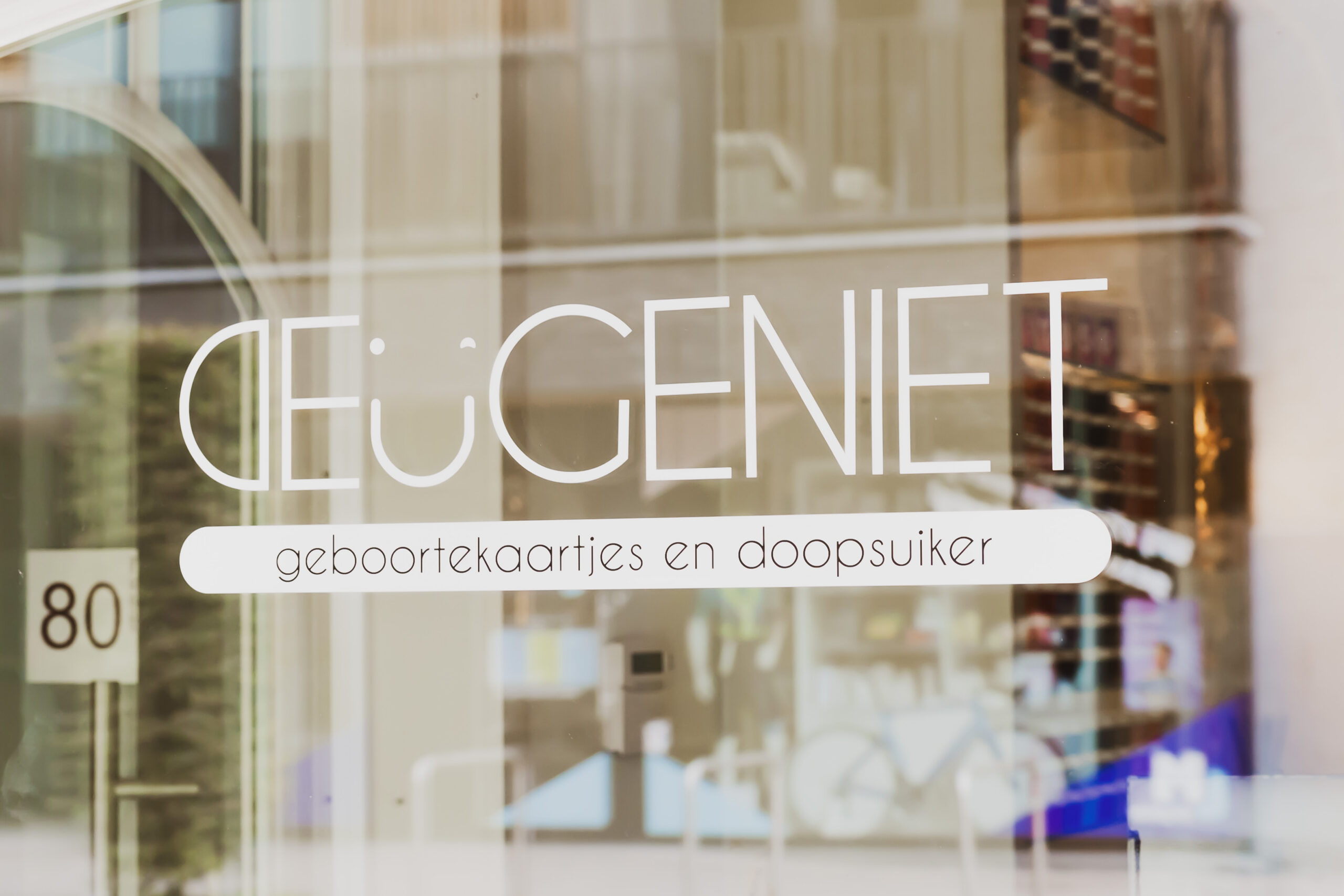 Het raam van de Deugeniet-winkel in Deinze